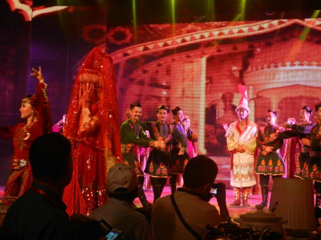 DSCN4476-cultural show Turpan, Xinjiang